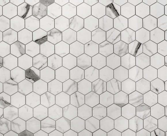 555 Waverly's kitchen backsplash made of hexagonal white and grey tiles
